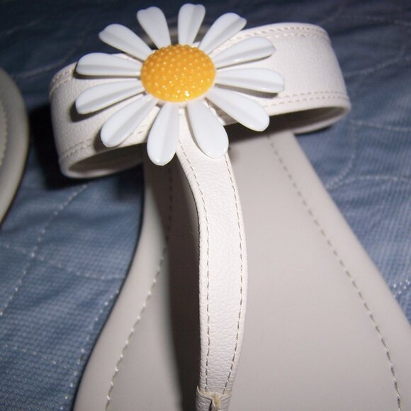 Katy Perry White Flower Thong Sandals - Picture 10 of 13